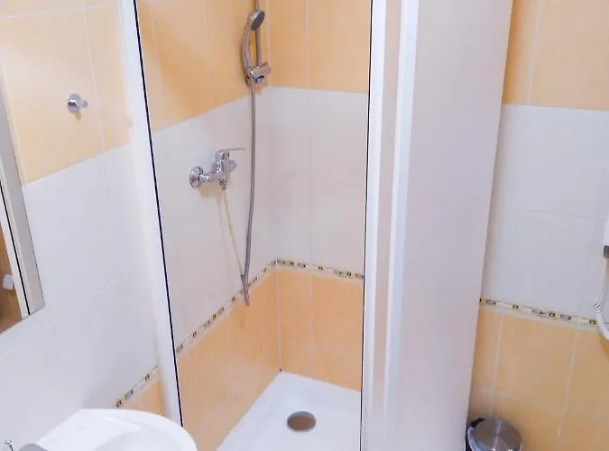 شقة Yellow اوسترافا